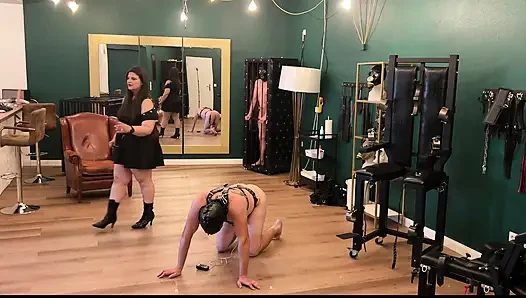 Reife latex-domina befiehlt nackte sklaven, leine