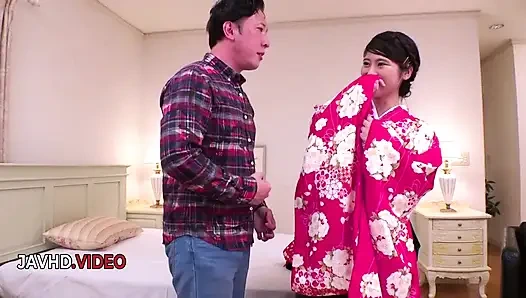 Чувственная встреча Ema Kato с кимоно приводит к интенсивному удовольствию перед сном