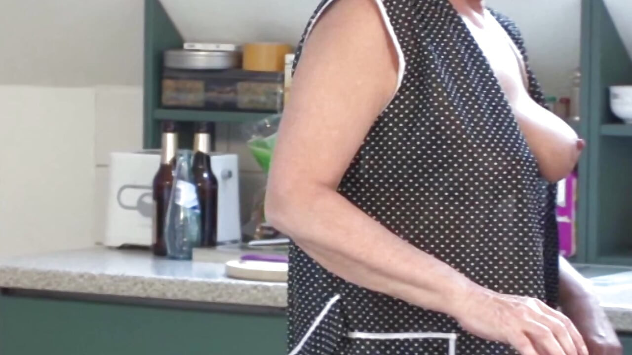 Madura morena milf é fodida com força no balcão da cozinha