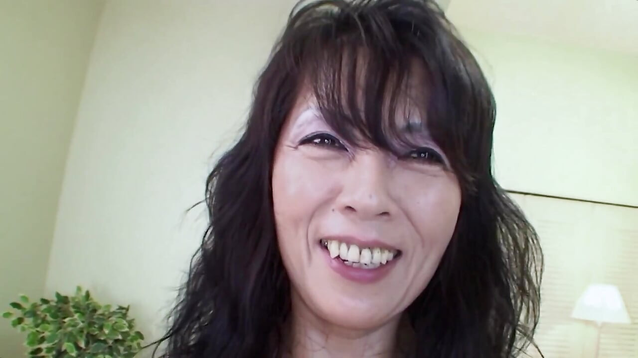 Kwijlende brunette likt kloppende pik terwijl grote zwarte lul blonde kont vastgrijpt