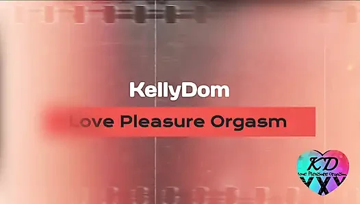 Kelly lagi asik fingering itilnya yang besar sambil dijilat sama dominik sampai kakinya masturbasi
