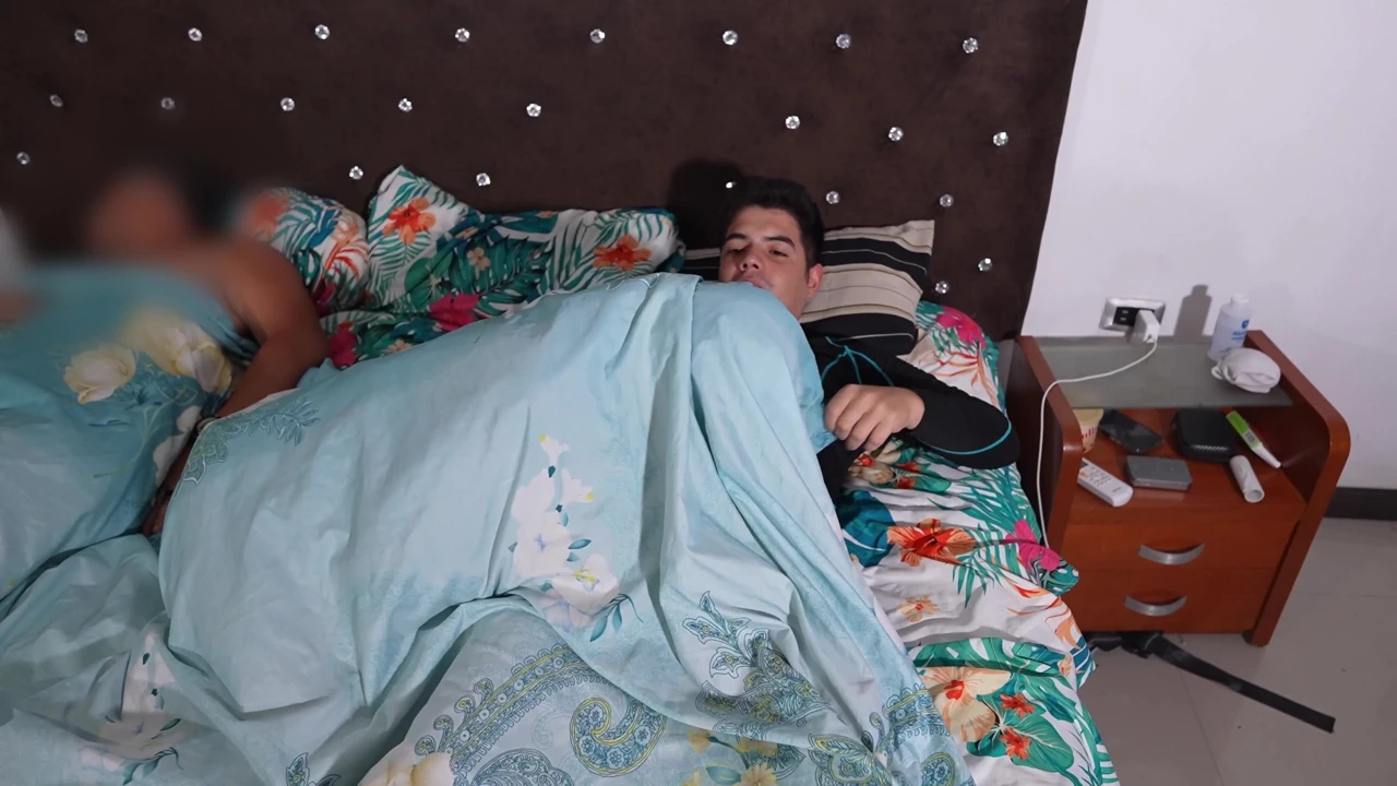 Üvey annenin kocasının yanında yatakta gizli dölleme rahatlığı
