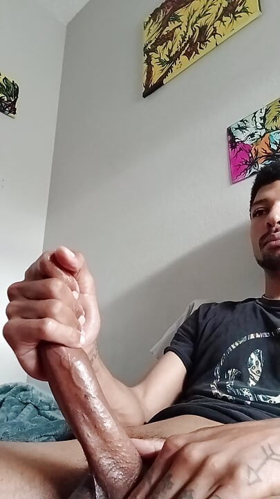 Sonunda büyük uzun yarağımı uzun süre okşuyorum