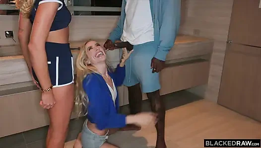 BLACKEDRAW великолепная блондинка Besties, Dakota Lyn и Addison, водка имеют сумасшедший тройничок с большим черным членом в ночь девушки