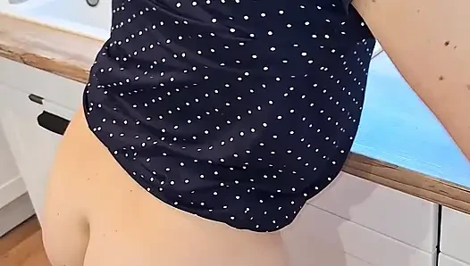 Mutfakta sert sikişen orta yaşlı seksi kadın fışkırtırken çok inliyor, götünü sikiyor, yalıyor ve mutfak aletini sokuyor