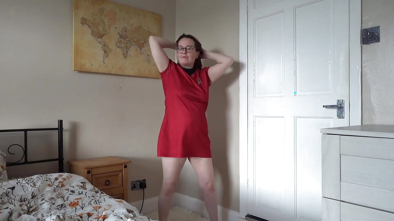 Η σημαιοφόρος Cosplay του MILF Star Trek Haley γδύνεται