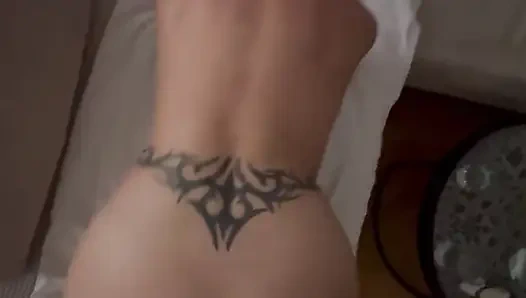 Она умоляет меня