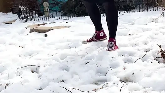 Transvestã¤nder pinkelt im schnee