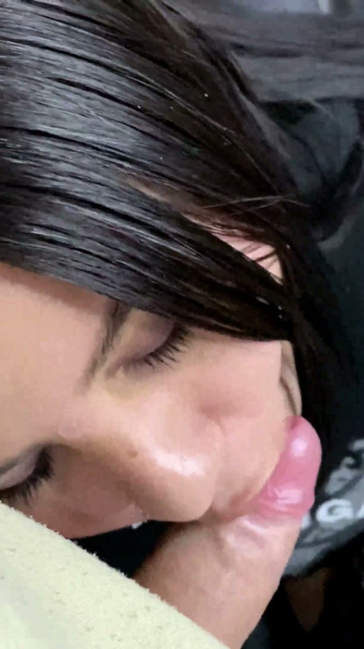 Drażniłam go, aż oblał mi twarz spermą | Klip 1
