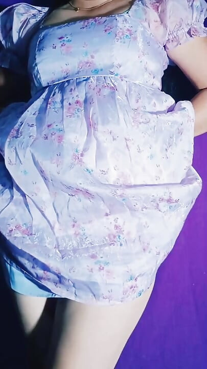 Fată desi Piya cu rochii scurte