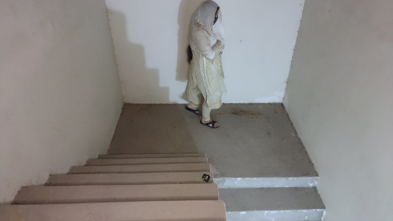 Girlfriend ki Khala ko choda-Late Night Gifting Date On stairs🥵