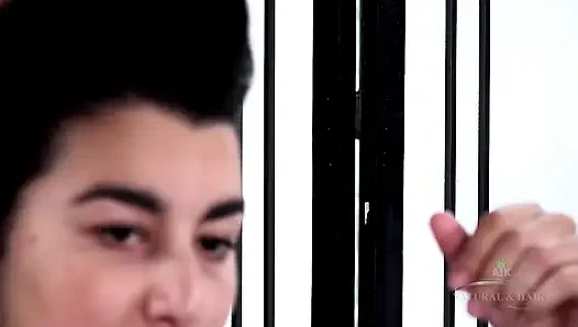 Если вы любите супер волосатых женщин, вы должны увидеть Вару и ее мясистый темный мех.