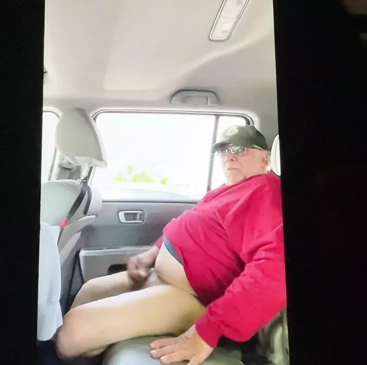 Piggy jerking off and assplay in car