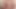 美しい男が性的にオナニーしてベッドに達する