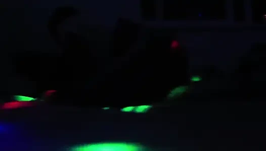 Романтическая пара почти разломается на кровати и камера на секс-вечеринке