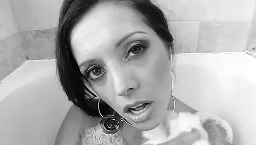 Francesca le amcık sert sikiliyor ve büyük yarakla genişletiliyor