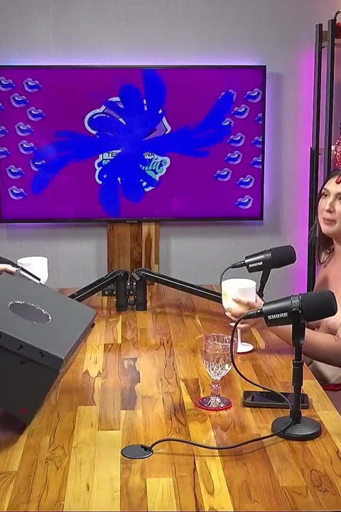 핫한 문신 갈색 머리 라티나 트림과 자위