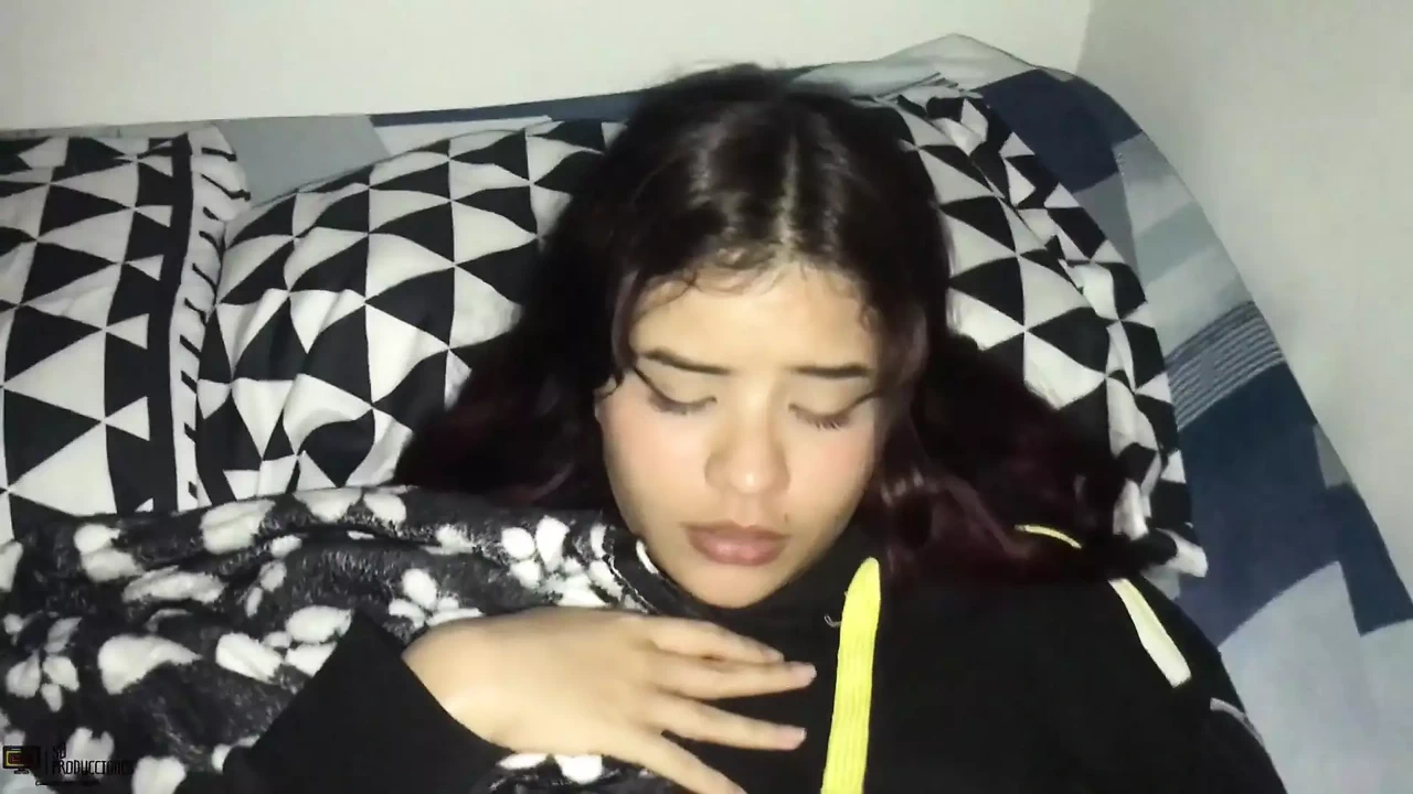 娇小的拉丁女郎在她的房间里裸体给我口交并吞下牛奶 - 西班牙语色情