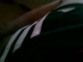 I dans un short de football adidas noir avec une bande blanche