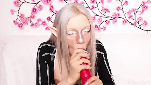 Divulya-manis mengisi mulutnya dengan - besar!