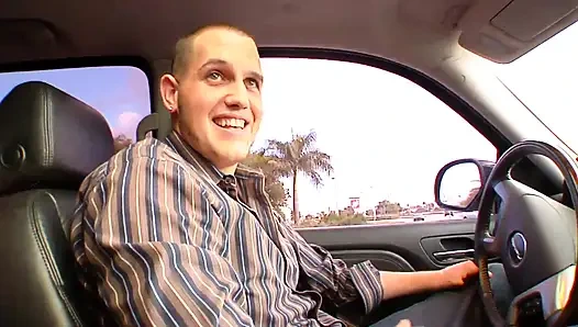 Ateşli sarışın otostopçu biniyor ve iyi sikişiyor