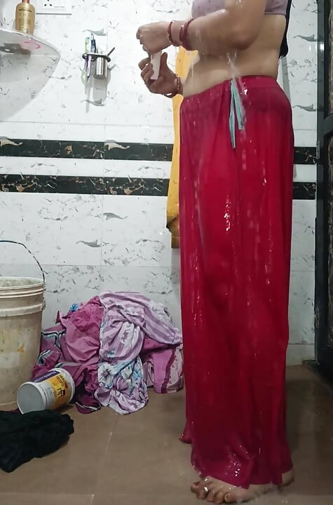 Priya Bhabi mostrando o corpo gostoso e a bunda grande
