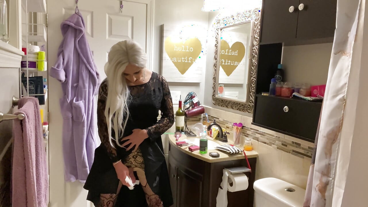 Emo Crossdresser zakłada buttplug i szarpie się