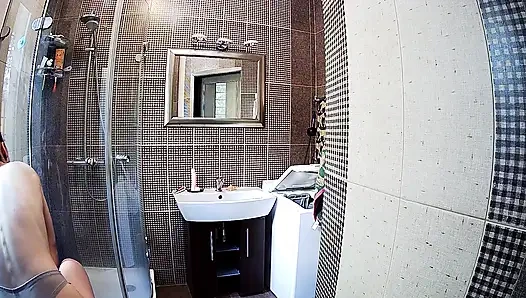 Dusche: heißes zierliches mädchen stella genießt ihre dampfende duschzeit