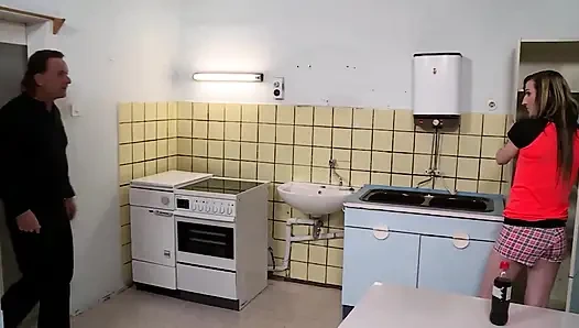 Миниатюрная трахается, трахает пальцами на кухне