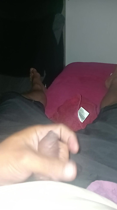 Maoripoika hyväilee kiimaista leikkaamatonta kulliaan