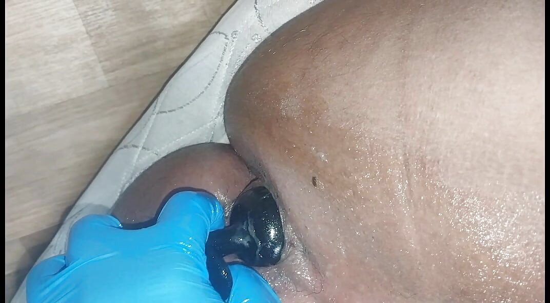 สาวอวบช่วยตัวเองถอดที่อุดตูดใหญ่ 50 มม. ออกจากรูตูดแน่น