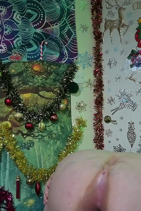 Chinando e mostrando questo buco del culo grasso