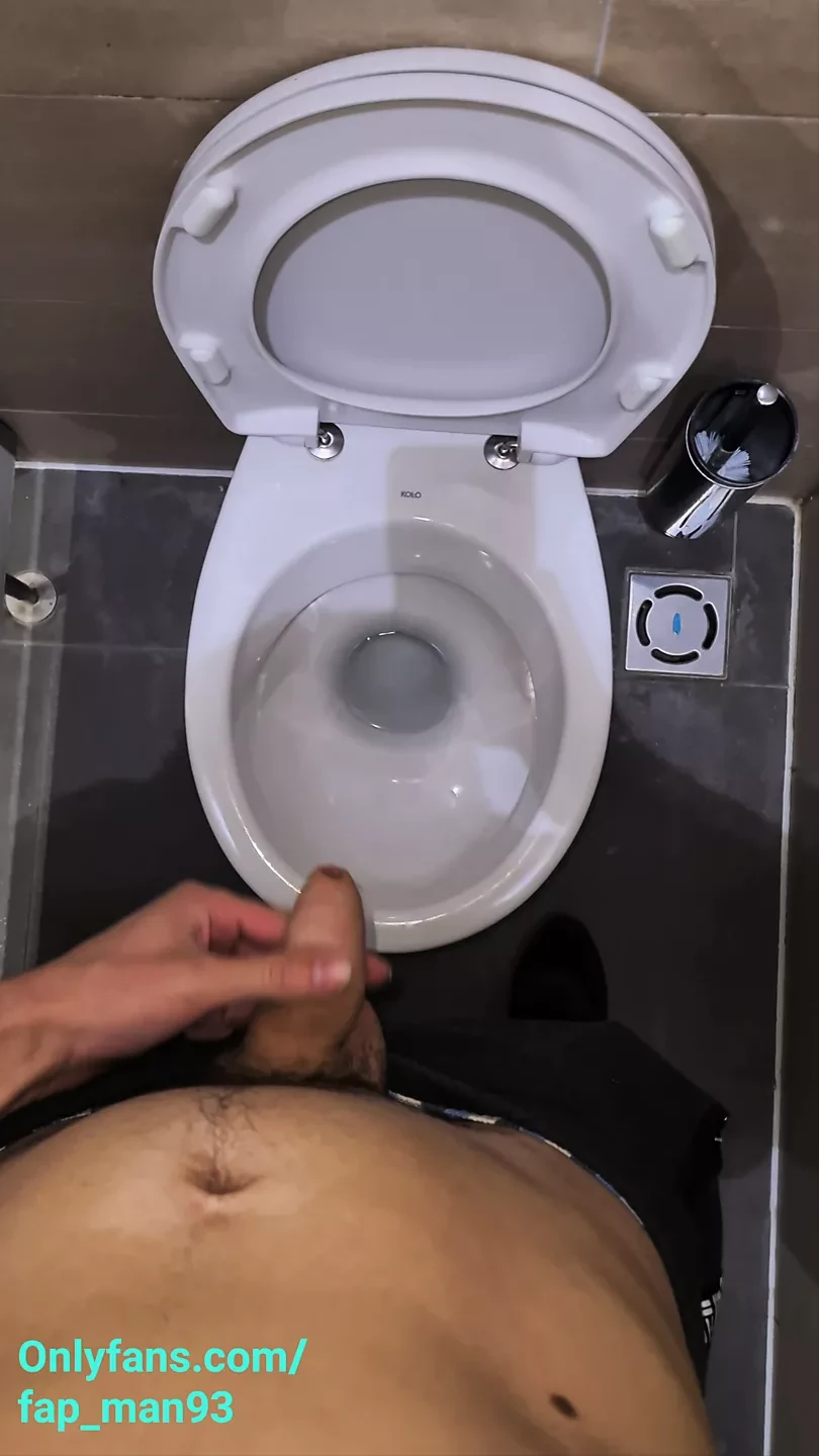 Man pee in the public toilets during work time 4K