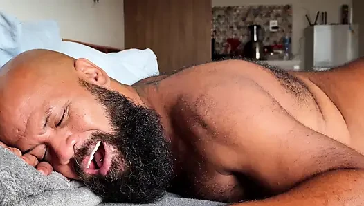 Sakallı üvey baba ayıya oturuyor