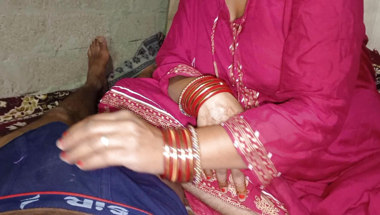 Desi girl friend gar bula kar pela in house Hindi audio.