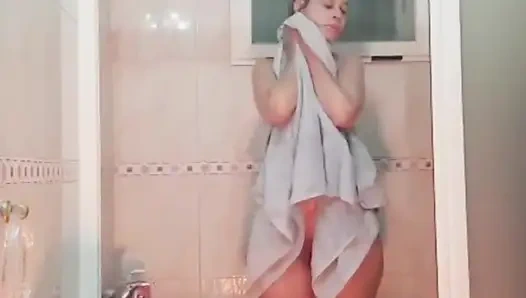 Kız arkadaş duşta