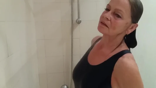 Oma Mit Engem Badeanzug in Der Dusche!