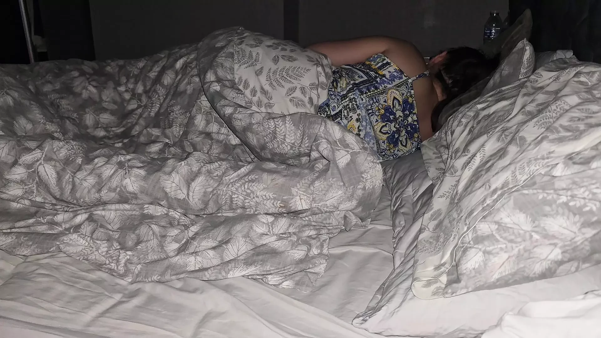 Step mom sneaking into step mom room and asked to handjob his dick