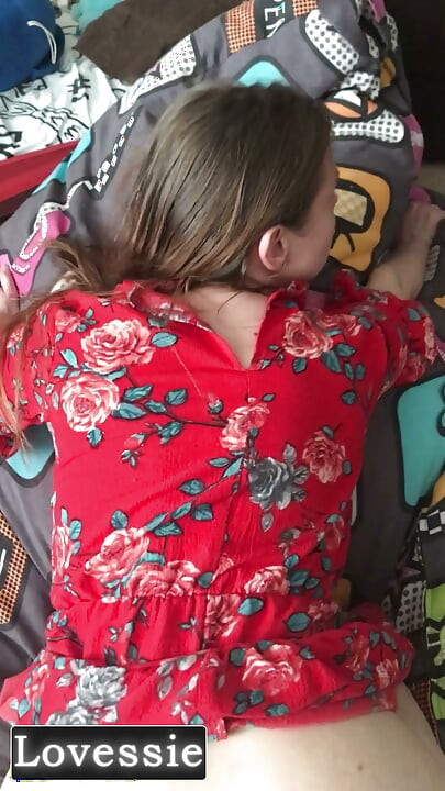 Una hermosa milf con un vestido rojo chupó la polla de su vecino en el balcón y lo invitó de vuelta a su lugar - Lovessie
