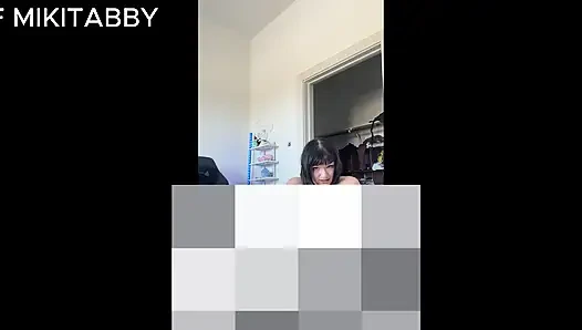 SEVIMLI KıZ MIKI'NIN EMIYOR VE BINIYOR