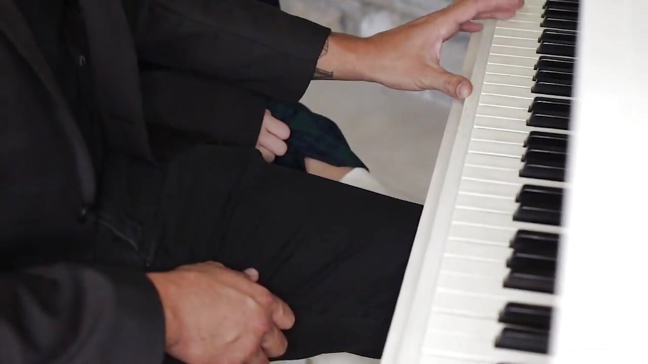 Tng veshya kamsin sammie daniels apne tichar ke lnd ki savari kar rahi hai