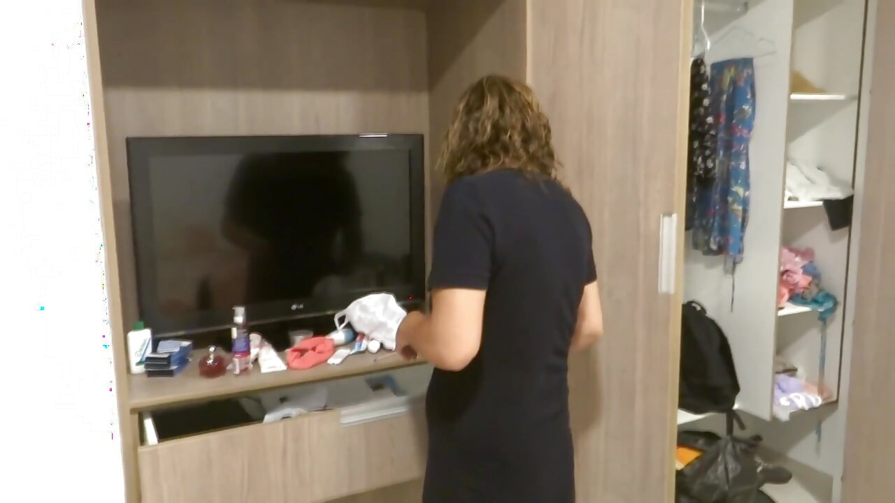 나는 목욕 후 옷을 입히는 새엄마를 보고 딸딸이, 그녀는 나에게 그녀의 엉덩이를 보여줘
