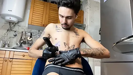 Dövme yaptırmaya gittim, sert bir penis yaptım ve boşalana kadar mastürbasyon yaptım