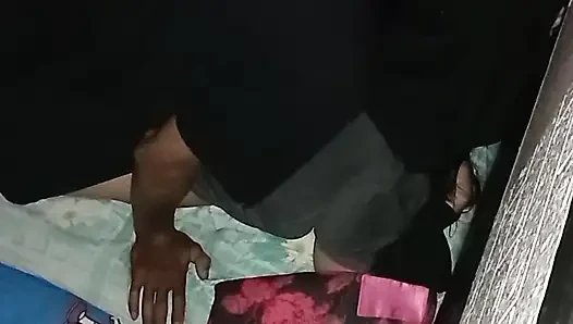 Tesettürlü Asyalı bir kadının götü acı içinde çığlık atıyor ve bundan hoşlanıyor