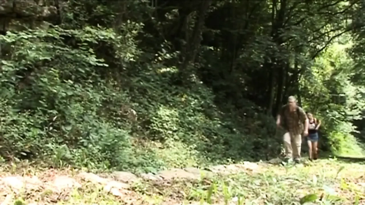 Teen hư hỏng được một hướng dẫn viên già đụ trong rừng