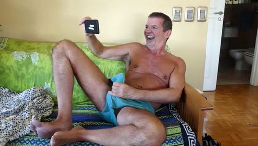 Perverse papi wrijft over zijn stijve bult terwijl hij porno kijkt op zijn telefoon