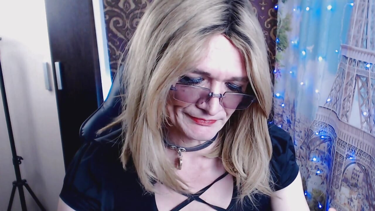 Online Broadcast Iris Is Excited and Jerking off When It Is Humiliated by Visitors to the Site