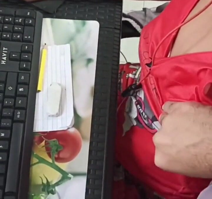 ¿te Gusta Cuando Te Chupo La Polla Mientras Trabajo?