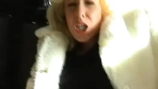 Boneka pirang Jerman seksi menggosok memeknya dalam adegan solo