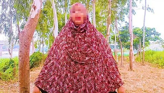 Desi dorf-mädchen im freien kamen nach hause und lutschten schwanz